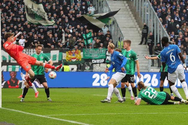 14.12.2025, xtvx, Fussball 2.Bundesliga, SV Darmstadt 98 - Preußen Münster v.l. Kopfballl Patric Pfeiffer (SV Darmstadt 98) Torwart Johannes Schenk (Preussen Muenster) (DFL DFB REGULATIONS PROHIBIT ANY USE OF PHOTOGRAPHS as IMAGE SEQUENCES and or QUASI-VIDEO) Darmstadt