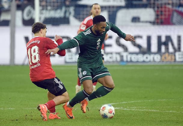 14.12.2025, xhbx, Fussball 2.Bundesliga, FC Schalke 04 - 1.FC Nürnberg v.l. Rafael Lubach (1.FC Nuernberg), Moussa Sylla (FC Schalke 04) (DFL DFB REGULATIONS PROHIBIT ANY USE OF PHOTOGRAPHS as IMAGE SEQUENCES and or QUASI-VIDEO) Gelsenkirchen