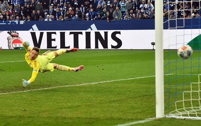 14.12.2025, xhbx, Fussball 2.Bundesliga, FC Schalke 04 - 1.FC Nürnberg v.l. Goal scored, Tor zum 1:0 durch Vitalie Becker (FC Schalke 04), Jan Reichert (1.FC Nuernberg) (DFL DFB REGULATIONS PROHIBIT ANY USE OF PHOTOGRAPHS as IMAGE SEQUENCES and or QUASI-VIDEO) Gelsenkirchen
