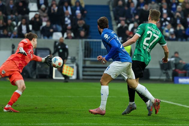 2025.12.14 xjfx 2.Bundesliga SV Darmstadt 98 - SC Preussen Muenster v.l.,Torwart Johannes Schenk (Preussen Muenster), Kilian Julian Corredor (SV Darmstadt 98) köpft das Tor zum 1:0, Jano Ter Horst (Preussen Muenster) (DFL DFB REGULATIONS PROHIBIT ANY USE OF PHOTOGRAPHS as IMAGE SEQUENCES and or QUASI-VIDEO)