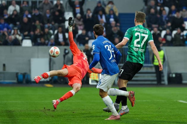 2025.12.14 xjfx 2.Bundesliga SV Darmstadt 98 - SC Preussen Muenster v.l.,Torwart Johannes Schenk (Preussen Muenster), Kilian Julian Corredor (SV Darmstadt 98) köpft das Tor zum 1:0, Jano Ter Horst (Preussen Muenster) (DFL DFB REGULATIONS PROHIBIT ANY USE OF PHOTOGRAPHS as IMAGE SEQUENCES and or QUASI-VIDEO)