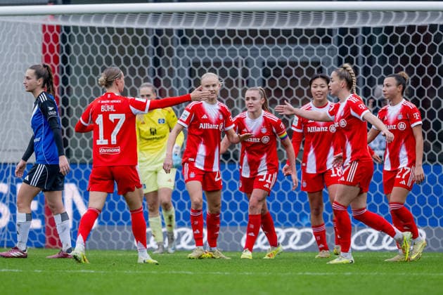 Die Muenchnerinnen bejubeln mit Georgia Stanway (FC Bayern Muenchen Frauen, 31) deren Tor per Elfmeter Strafstoss zum 2:0 GER, FC Bayern Muenchen Frauen vs. Hamburger SV, Fussball, Google Pixel Frauen-Bundesliga, 13. Spieltag, Saison 2025 2026, 14.12.2025. (DFL DFB REGULATIONS PROHIBIT ANY USE OF PHOTOGRAPHS as IMAGE SEQUENCES and or QUASI-VIDEO). GER, FC Bayern Muenchen Frauen vs. Hamburger SV, Fussball, Google Pixel Frauen-Bundesliga, 13. Spieltag, Saison 2025 2026, 14.12.2025. Muenchen Copyright: xEibner-Pressefoto HeikexFeinerx EP_HFR