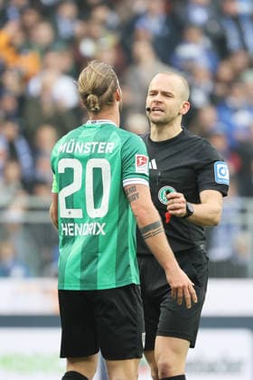 14.12.2025, xtvx, Fussball 2.Bundesliga, SV Darmstadt 98 - Preußen Münster v.l. Jorrit Hendrix (Preussen Muenster) Schiedsrichter Patrick Schwengers (DFL DFB REGULATIONS PROHIBIT ANY USE OF PHOTOGRAPHS as IMAGE SEQUENCES and or QUASI-VIDEO) Darmstadt