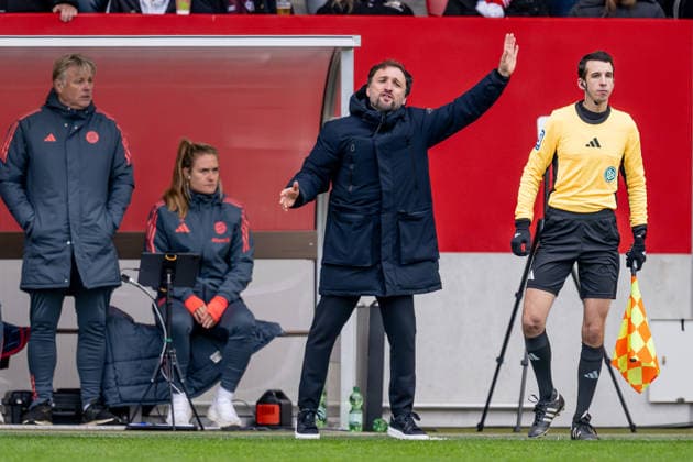 Jose Barcala (Chef-Trainer, FC Bayern Muenchen Frauen), rechts Juan Koenig Martinez (Schiedsrichter-Assistentin) GER, FC Bayern Muenchen Frauen vs. Hamburger SV, Fussball, Google Pixel Frauen-Bundesliga, 13. Spieltag, Saison 2025 2026, 14.12.2025. (DFL DFB REGULATIONS PROHIBIT ANY USE OF PHOTOGRAPHS as IMAGE SEQUENCES and or QUASI-VIDEO). GER, FC Bayern Muenchen Frauen vs. Hamburger SV, Fussball, Google Pixel Frauen-Bundesliga, 13. Spieltag, Saison 2025 2026, 14.12.2025. Muenchen Copyright: xEibner-Pressefoto HeikexFeinerx EP_HFR