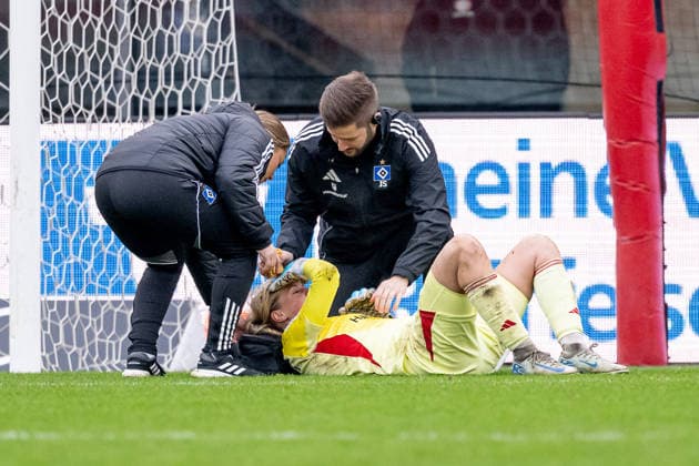 Inga Schuldt (Torfrau, Hamburger SV, 1) muss kurz vor der Halbzeitpause von den Betreuern behandelt werden GER, FC Bayern Muenchen Frauen vs. Hamburger SV, Fussball, Google Pixel Frauen-Bundesliga, 13. Spieltag, Saison 2025 2026, 14.12.2025. (DFL DFB REGULATIONS PROHIBIT ANY USE OF PHOTOGRAPHS as IMAGE SEQUENCES and or QUASI-VIDEO). GER, FC Bayern Muenchen Frauen vs. Hamburger SV, Fussball, Google Pixel Frauen-Bundesliga, 13. Spieltag, Saison 2025 2026, 14.12.2025. Muenchen Copyright: xEibner-Pressefoto HeikexFeinerx EP_HFR