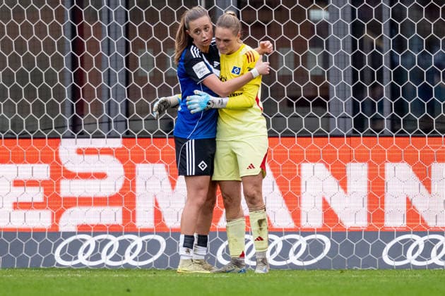 Victoria Schulz (Hamburger SV, 19) troestet Inga Schuldt (Torfrau, Hamburger SV, 1), nachdem diese vorher angeschlagen behandelt werden musste GER, FC Bayern Muenchen Frauen vs. Hamburger SV, Fussball, Google Pixel Frauen-Bundesliga, 13. Spieltag, Saison 2025 2026, 14.12.2025. (DFL DFB REGULATIONS PROHIBIT ANY USE OF PHOTOGRAPHS as IMAGE SEQUENCES and or QUASI-VIDEO). GER, FC Bayern Muenchen Frauen vs. Hamburger SV, Fussball, Google Pixel Frauen-Bundesliga, 13. Spieltag, Saison 2025 2026, 14.12.2025. Muenchen Copyright: xEibner-Pressefoto HeikexFeinerx EP_HFR