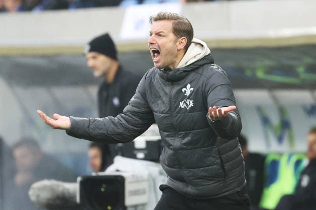 14.12.2025, xtvx, Fussball 2.Bundesliga, SV Darmstadt 98 - Preußen Münster v.l. Trainer Florian Kohfeldt (SV Darmstadt 98) gibt Anweisungen, gestikuliert, mit den Armen gestikulieren gives instructions, gesticulates (DFL DFB REGULATIONS PROHIBIT ANY USE OF PHOTOGRAPHS as IMAGE SEQUENCES and or QUASI-VIDEO) Darmstadt
