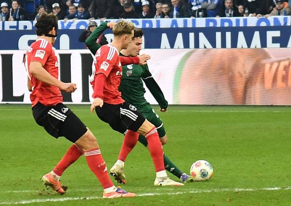 14.12.2025, xhbx, Fussball 2.Bundesliga, FC Schalke 04 - 1.FC Nürnberg v.l. Goal scored, Tor zum 1:0 Fabio Gruber (1.FC Nuernberg), Tim Drexler (1.FC Nuernberg), Vitalie Becker (FC Schalke 04) (DFL DFB REGULATIONS PROHIBIT ANY USE OF PHOTOGRAPHS as IMAGE SEQUENCES and or QUASI-VIDEO) Gelsenkirchen
