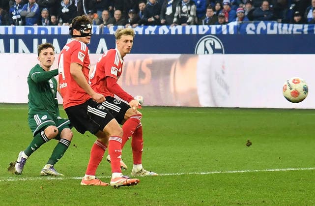 14.12.2025, xhbx, Fussball 2.Bundesliga, FC Schalke 04 - 1.FC Nürnberg v.l. Goal scored, Tor zum 1:0 Vitalie Becker (FC Schalke 04), Fabio Gruber (1.FC Nuernberg), Tim Drexler (1.FC Nuernberg) (DFL DFB REGULATIONS PROHIBIT ANY USE OF PHOTOGRAPHS as IMAGE SEQUENCES and or QUASI-VIDEO) Gelsenkirchen