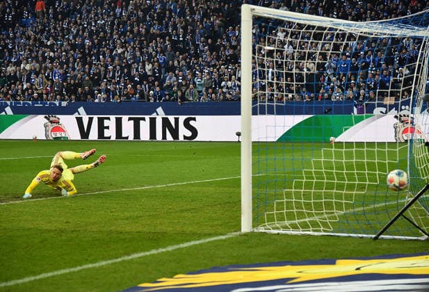 14.12.2025, xhbx, Fussball 2.Bundesliga, FC Schalke 04 - 1.FC Nürnberg v.l. Goal scored, Tor zum 1:0 durch Vitalie Becker (FC Schalke 04), Jan Reichert (1.FC Nuernberg) (DFL DFB REGULATIONS PROHIBIT ANY USE OF PHOTOGRAPHS as IMAGE SEQUENCES and or QUASI-VIDEO) Gelsenkirchen