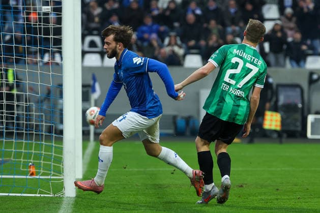 2025.12.14 xjfx 2.Bundesliga SV Darmstadt 98 - SC Preussen Muenster v.l.,Kilian Julian Corredor (SV Darmstadt 98) köpft das Tor zum 1:0, Jano Ter Horst (Preussen Muenster) (DFL DFB REGULATIONS PROHIBIT ANY USE OF PHOTOGRAPHS as IMAGE SEQUENCES and or QUASI-VIDEO)