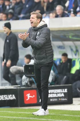 14.12.2025, xtvx, Fussball 2.Bundesliga, SV Darmstadt 98 - Preußen Münster v.l. Trainer Florian Kohfeldt (SV Darmstadt 98) gibt Anweisungen, gestikuliert, mit den Armen gestikulieren gives instructions, gesticulates (DFL DFB REGULATIONS PROHIBIT ANY USE OF PHOTOGRAPHS as IMAGE SEQUENCES and or QUASI-VIDEO) Darmstadt