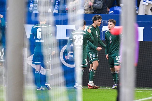 14.12.2025, Fussball, 2. Bundesliga, Saison 2025 2026, 16. Spieltag, FC Schalke 04 - 1.FC Nürnberg, Vitalie Becker (FC Schalke 04) freut sich über das Tor zum 1:0, Mertcan Ayhan (FC Schalke 04) xRHR-FOTO YYx