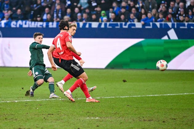14.12.2025, Fussball, 2. Bundesliga, Saison 2025 2026, 16. Spieltag, FC Schalke 04 - 1.FC Nürnberg, Vitalie Becker (FC Schalke 04) erzielt das Tor zum 1:0, xRHR-FOTO YYx