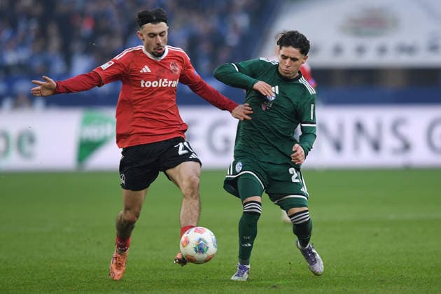 Fußball 2. Bundesliga 16. Spieltag FC Schalke 04 - 1. FC Nürnberg am 14.12.2025 in der Veltins Arena in Gelsenkirchen Berkay Yilmaz ( Nürnberg ), links - Soufiane El-Faouzi ( Schalke ), rechts DFL regulations prohibit any use of photographs as image sequences and or quasi-video.