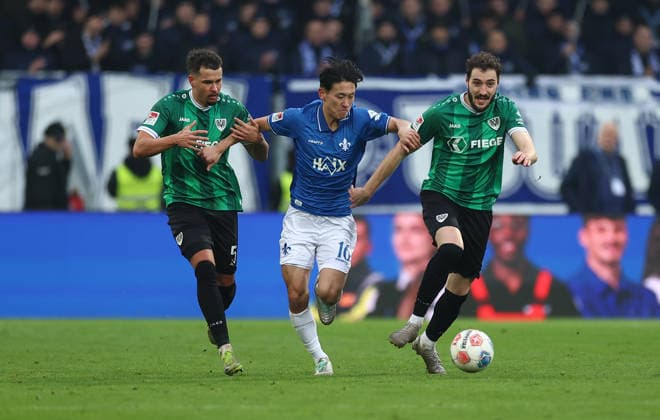 14.12.2025, Fussball 2. Bundesliga, SV Darmstadt 98 - SC Preußen Münster, emonline, emspor, despor, v.l., Yassine Bouchama (SC Preußen Münster), Hiroki Akiyama (SV Darmstadt 98), Marcel Benger (SC Preußen Münster) DFL DFB REGULATIONS PROHIBIT ANY USE OF PHOTOGRAPHS AS IMAGE SEQUENCES AND OR QUASI-VIDEO. xdcx