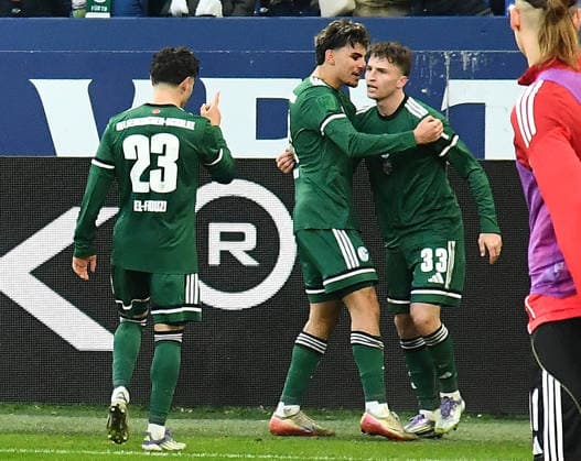 14.12.2025, xhbx, Fussball 2.Bundesliga, FC Schalke 04 - 1.FC Nürnberg v.l. Torjubel, Goal celebration, celebrate the goal 1:0 durch Vitalie Becker (FC Schalke 04) (DFL DFB REGULATIONS PROHIBIT ANY USE OF PHOTOGRAPHS as IMAGE SEQUENCES and or QUASI-VIDEO) Gelsenkirchen