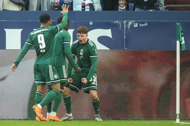 2. Bundesliga - FC Schalke 04 - 1. FC Nürnberg am 14.12.2025 in der Veltins-Arena auf Schalke Jubel, Torjubel, Torschuetze, Torschütze Vitalie Becker (Schalke 33) jubelt nach seinem Tor zum 1 zu 0 mit der Mannschaft