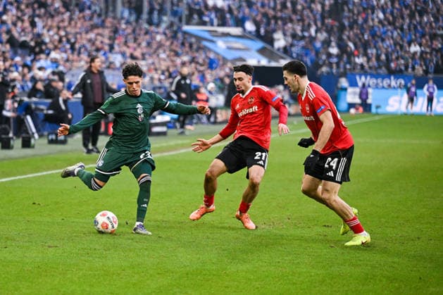 14.12.2025, Fussball, 2. Bundesliga, Saison 2025 2026, 16. Spieltag, FC Schalke 04 - 1.FC Nürnberg, Soufiane El-Faouzi (FC Schalke 04), Berkay Yilmaz ( 1.FC Nürnberg ) , Luka Lochoshvili ( 1.FC Nürnberg ) xRHR-FOTO YYx