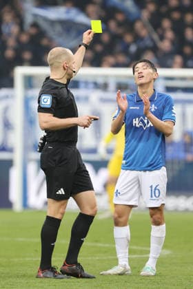 14.12.2025, xtvx, Fussball 2.Bundesliga, SV Darmstadt 98 - Preußen Münster v.l. Schiedsrichter Patrick Schwengers Gelbe Karte, yellow card Hiroki Akiyama (SV Darmstadt 98) (DFL DFB REGULATIONS PROHIBIT ANY USE OF PHOTOGRAPHS as IMAGE SEQUENCES and or QUASI-VIDEO) Darmstadt