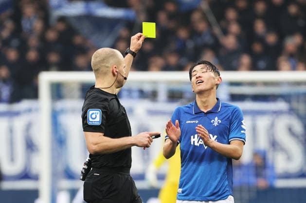 14.12.2025, xtvx, Fussball 2.Bundesliga, SV Darmstadt 98 - Preußen Münster v.l. Schiedsrichter Patrick Schwengers Gelbe Karte, yellow card Hiroki Akiyama (SV Darmstadt 98) (DFL DFB REGULATIONS PROHIBIT ANY USE OF PHOTOGRAPHS as IMAGE SEQUENCES and or QUASI-VIDEO) Darmstadt