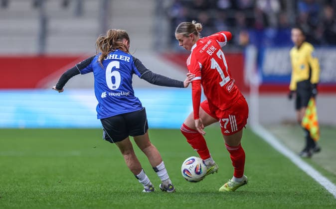 GER, München, FC Bayern München vs Hamburger SV, Google Pixel Frauen Bundesliga, Fussball, DFB, Spielzeit 2025 2026, FC Bayern Campus, 13. Spieltag, im Bild v.l.: Annaleen Böhler (Hamburger SV Frauen 6), Klara Bühl (Bayern München 17), Zweikampf DFB DFL REGULATIONS PROHIBIT ANY USE OF PHOTOGRAPHS AS IMAGE SEQUENCES AND OR QUASI-VIDEO, 14.12.2025 Copyright: HMBxMedia HendrikxHamelau