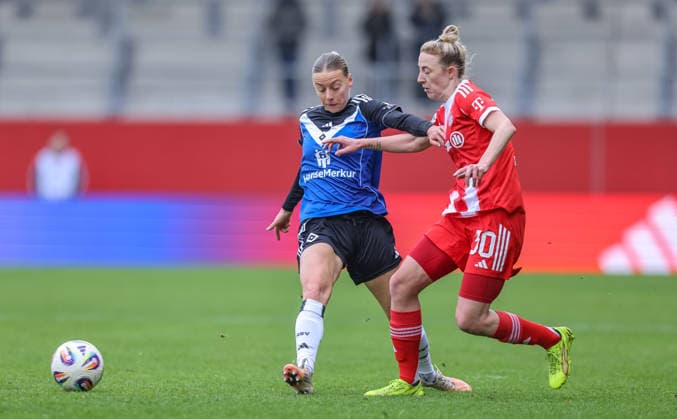 GER, München, FC Bayern München vs Hamburger SV, Google Pixel Frauen Bundesliga, Fussball, DFB, Spielzeit 2025 2026, FC Bayern Campus, 13. Spieltag, im Bild v.l.: Sophie Hillebrand (Hamburger SV Frauen 22), Carolin Simon (Bayern München 30) DFB DFL REGULATIONS PROHIBIT ANY USE OF PHOTOGRAPHS AS IMAGE SEQUENCES AND OR QUASI-VIDEO, 14.12.2025 Copyright: HMBxMedia HendrikxHamelau