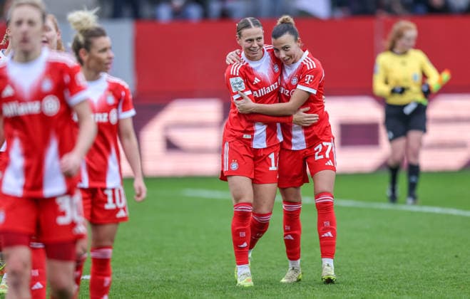 GER, München, FC Bayern München vs Hamburger SV, Google Pixel Frauen Bundesliga, Fussball, DFB, Spielzeit 2025 2026, FC Bayern Campus, 13. Spieltag, im Bild: Klara Bühl (Bayern München 17), Tor, Freude, Jubel und Emotion, 3:0, Arianna Caruso (Bayern München 27) DFB DFL REGULATIONS PROHIBIT ANY USE OF PHOTOGRAPHS AS IMAGE SEQUENCES AND OR QUASI-VIDEO, 14.12.2025 Copyright: HMBxMedia HendrikxHamelau