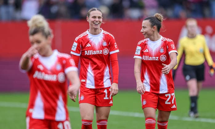 GER, München, FC Bayern München vs Hamburger SV, Google Pixel Frauen Bundesliga, Fussball, DFB, Spielzeit 2025 2026, FC Bayern Campus, 13. Spieltag, im Bild: Klara Bühl (Bayern München 17), Tor, Freude, Jubel und Emotion, 3:0, Arianna Caruso (Bayern München 27) DFB DFL REGULATIONS PROHIBIT ANY USE OF PHOTOGRAPHS AS IMAGE SEQUENCES AND OR QUASI-VIDEO, 14.12.2025 Copyright: HMBxMedia HendrikxHamelau
