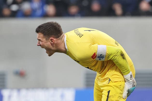 14.12.2025, xtvx, Fussball 2.Bundesliga, SV Darmstadt 98 - Preußen Münster v.l. Torwart Marcel Schuhen (SV Darmstadt 98) gibt Anweisungen, gestikuliert, mit den Armen gestikulieren gives instructions, gesticulates (DFL DFB REGULATIONS PROHIBIT ANY USE OF PHOTOGRAPHS as IMAGE SEQUENCES and or QUASI-VIDEO) Darmstadt