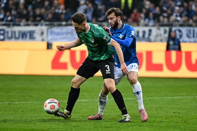 Paul Jaeckel (Muenster 03) im Zweikampf mit Killian Corredor (SV Darmstadt 1898, 34), GER, SV Darmstadt 98 vs Preußen Münster, Fussball, 2. Bundesliga, 16. Spieltag, Spielzeit 2025 2026, 14.12.2025. DFL REGULATIONS PROHIBIT ANY USE OF PHOTOGRAPHS AS IMAGE SEQUENCES AND OR QUASI-VIDEO GER, SV Darmstadt 98 vs Preußen Münster, Fussball, 2. Bundesliga, 16. Spieltag, Spielzeit 2025 2026, 14.12.2025. Darmstadt