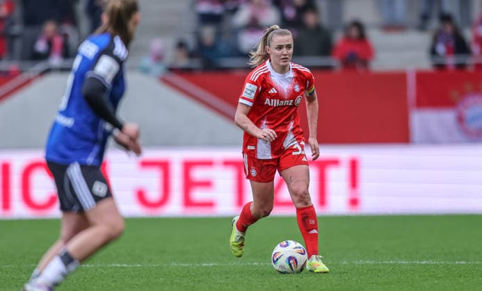 GER, München, FC Bayern München vs Hamburger SV, Google Pixel Frauen Bundesliga, Fussball, DFB, Spielzeit 2025 2026, FC Bayern Campus, 13. Spieltag, im Bild: Georgia Stanway (Bayern München 31) am Ball DFB DFL REGULATIONS PROHIBIT ANY USE OF PHOTOGRAPHS AS IMAGE SEQUENCES AND OR QUASI-VIDEO, 14.12.2025 Copyright: HMBxMedia HendrikxHamelau