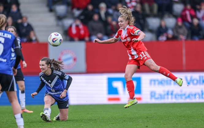 GER, München, FC Bayern München vs Hamburger SV, Google Pixel Frauen Bundesliga, Fussball, DFB, Spielzeit 2025 2026, FC Bayern Campus, 13. Spieltag, im Bild v.l.: Lotta Wrede (Hamburger SV Frauen 32), Georgia Stanway (Bayern München 31), Torschuss DFB DFL REGULATIONS PROHIBIT ANY USE OF PHOTOGRAPHS AS IMAGE SEQUENCES AND OR QUASI-VIDEO, 14.12.2025 Copyright: HMBxMedia HendrikxHamelau