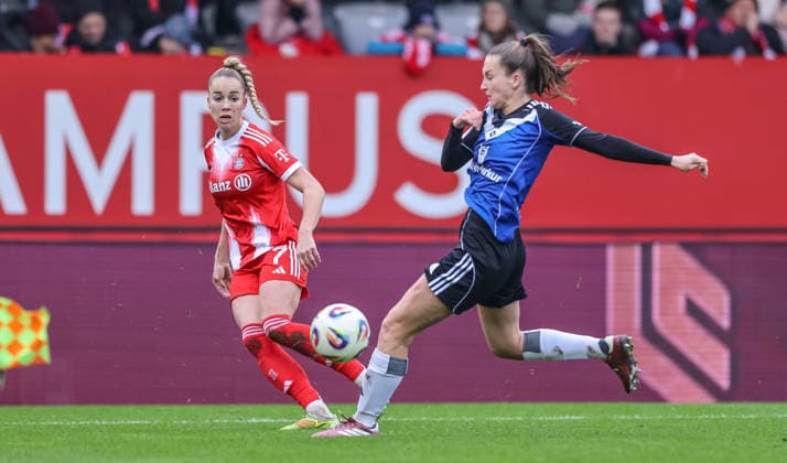GER, München, FC Bayern München vs Hamburger SV, Google Pixel Frauen Bundesliga, Fussball, DFB, Spielzeit 2025 2026, FC Bayern Campus, 13. Spieltag, im Bild v.l.: Giulia Gwinn (Bayern München 7), Emilia Hirche (Hamburger SV Frauen 20), Flanke DFB DFL REGULATIONS PROHIBIT ANY USE OF PHOTOGRAPHS AS IMAGE SEQUENCES AND OR QUASI-VIDEO, 14.12.2025 Copyright: HMBxMedia HendrikxHamelau