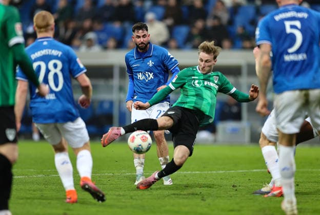 14.12.2025, Fussball 2. Bundesliga, SV Darmstadt 98 - SC Preußen Münster, emonline, emspor, despor, v.l., Marco Richter (SV Darmstadt 98), Joshua Mees (SC Preußen Münster) DFL DFB REGULATIONS PROHIBIT ANY USE OF PHOTOGRAPHS AS IMAGE SEQUENCES AND OR QUASI-VIDEO. xdcx