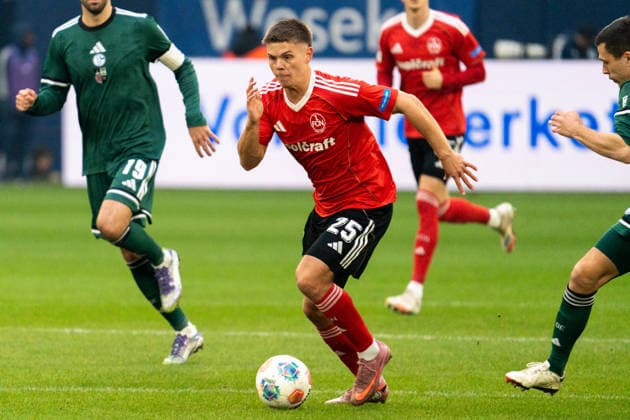 Deutschland: 2. Bundesliga 2025 26, 14. Spieltag - FC Schalke 04 vs. 1. FC Nürnberg - 14.12.2025 - Veltins-Arena (Gelsenkirchen, Nordrhein-Westfalen) Finn Becker (1. FC Nürnberg, 25)