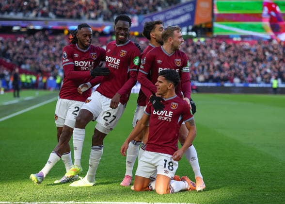 14th December 2025; London Stadium, London, England; Premier League Football, West Ham United versus Aston Villa; Mateus Fernandes of West Ham United celebrates with his team mates after scoring his sides 1st goal in the 1st minute to make it 1-0  JohnxPatrickxFletcher