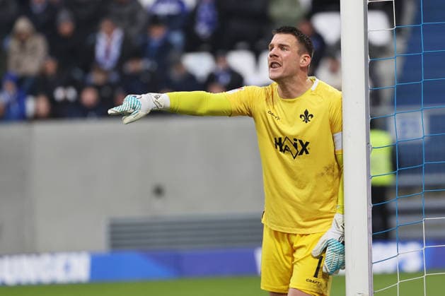14.12.2025, xtvx, Fussball 2.Bundesliga, SV Darmstadt 98 - Preußen Münster v.l. Torwart Marcel Schuhen (SV Darmstadt 98) gibt Anweisungen, gestikuliert, mit den Armen gestikulieren gives instructions, gesticulates (DFL DFB REGULATIONS PROHIBIT ANY USE OF PHOTOGRAPHS as IMAGE SEQUENCES and or QUASI-VIDEO) Darmstadt