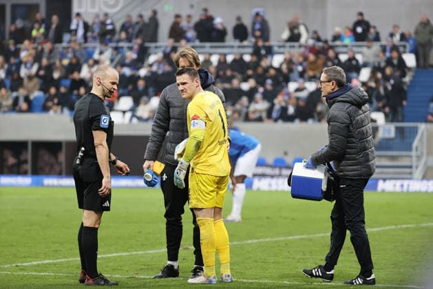 14.12.2025, xtvx, Fussball 2.Bundesliga, SV Darmstadt 98 - Preußen Münster v.l. Verletzung Torwart Marcel Schuhen (SV Darmstadt 98) (DFL DFB REGULATIONS PROHIBIT ANY USE OF PHOTOGRAPHS as IMAGE SEQUENCES and or QUASI-VIDEO) Darmstadt