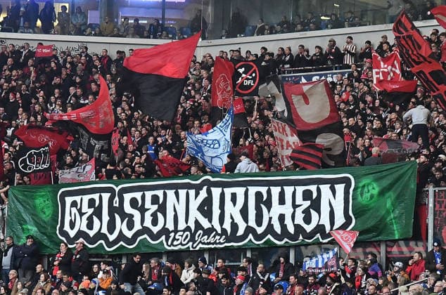 14.12.2025, xhbx, Fussball 2.Bundesliga, FC Schalke 04 - 1.FC Nürnberg v.l. Fans, Schals, Banner, Fahnen von 1.FC Nuernberg (DFL DFB REGULATIONS PROHIBIT ANY USE OF PHOTOGRAPHS as IMAGE SEQUENCES and or QUASI-VIDEO) Gelsenkirchen