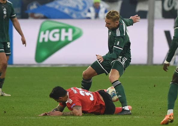 14.12.2025, xhbx, Fussball 2.Bundesliga, FC Schalke 04 - 1.FC Nürnberg v.l. Adriano Grimaldi (1.FC Nuernberg), Timo Becker (FC Schalke 04) (DFL DFB REGULATIONS PROHIBIT ANY USE OF PHOTOGRAPHS as IMAGE SEQUENCES and or QUASI-VIDEO) Gelsenkirchen