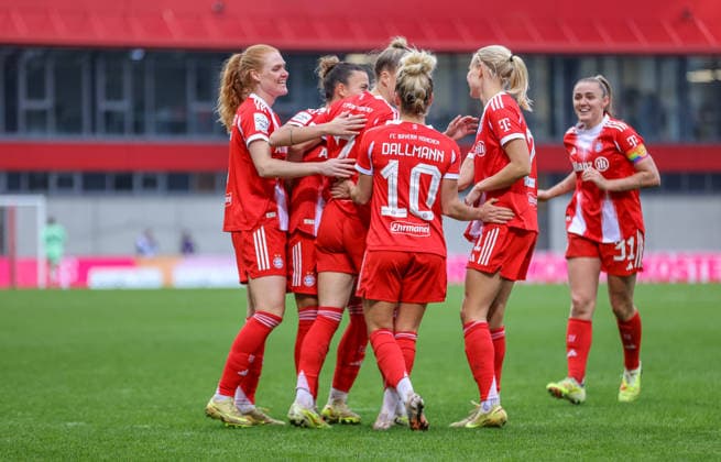 GER, München, FC Bayern München vs Hamburger SV, Google Pixel Frauen Bundesliga, Fussball, DFB, Spielzeit 2025 2026, FC Bayern Campus, 13. Spieltag, im Bild: Tor, Freude, Jubel und Emotion, Bayern München geht nach einem Eigentor mit 4:0 in Führung DFB DFL REGULATIONS PROHIBIT ANY USE OF PHOTOGRAPHS AS IMAGE SEQUENCES AND OR QUASI-VIDEO, 14.12.2025 Copyright: HMBxMedia HendrikxHamelau