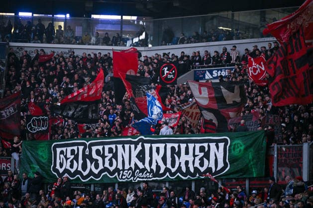 14.12.2025, Fussball, 2. Bundesliga, Saison 2025 2026, 16. Spieltag, FC Schalke 04 - 1.FC Nürnberg, Gästefan 1.FC Nürnberg zeigen Banner Gelsenkirchen 150 Jahre) xRHR-FOTO YYx