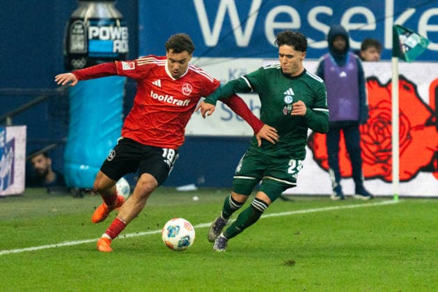 Deutschland: 2. Bundesliga 2025 26, 14. Spieltag - FC Schalke 04 vs. 1. FC Nürnberg - 14.12.2025 - Veltins-Arena (Gelsenkirchen, Nordrhein-Westfalen) Rafael Lubach (1. FC Nürnberg, 18) Nikola Katic (Schalke 04, 25)