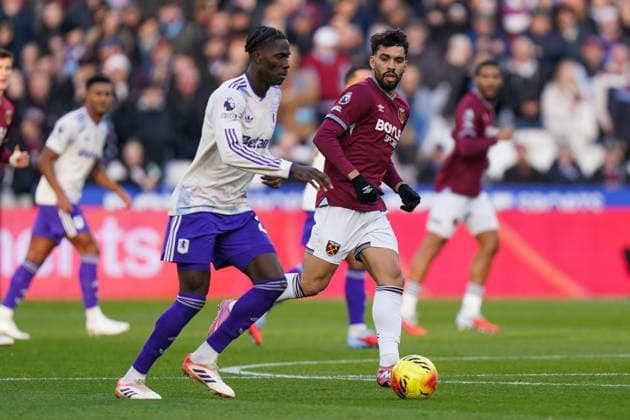 West Ham United v Aston Villa, Premier League Amadou Onana of Aston Villa under pressure from Lucas Paqueta of West Ham United during the West Ham United v Aston Villa Premier League match at the London Stadium, London, England on 14 December 2025 Credit: Dylan Hepworth Every Second Media Editorial use only. All images are copyright Every Second Media Limited. No images may be reproduced without prior permission. All rights reserved. Premier League and Football League images are subject to licensing agreements with Football DataCo Limited. see https: www.football-dataco.com Copyright: xIMAGO EveryxSecondxMediax ESM-1707-0028 DylanxHepworthx xEveryxSecondxMediax