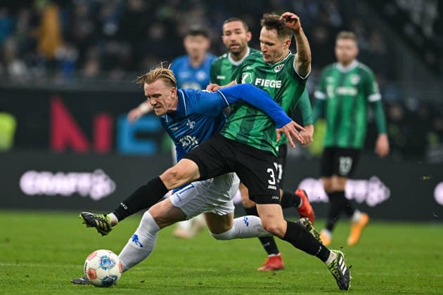 Isac Lidberg (SV Darmstadt 1898, 07) im Zweikampf mit Paul Jaeckel (Muenster 03), GER, SV Darmstadt 98 vs Preußen Münster, Fussball, 2. Bundesliga, 16. Spieltag, Spielzeit 2025 2026, 14.12.2025. DFL REGULATIONS PROHIBIT ANY USE OF PHOTOGRAPHS AS IMAGE SEQUENCES AND OR QUASI-VIDEO GER, SV Darmstadt 98 vs Preußen Münster, Fussball, 2. Bundesliga, 16. Spieltag, Spielzeit 2025 2026, 14.12.2025. Darmstadt