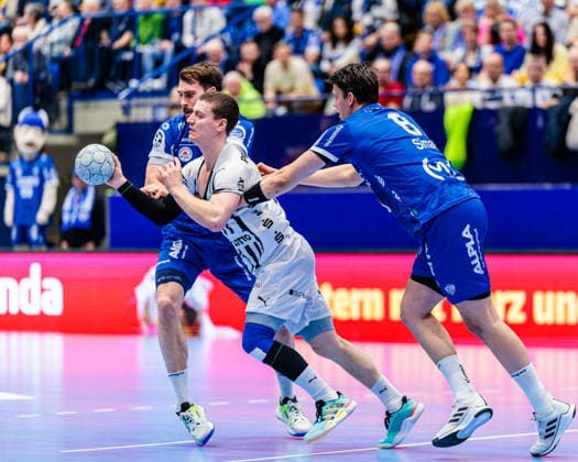 v.l. Hendrik Wagner (TBV Lemgo Lippe, 28), Elias Ellefsen A Skipagotu (THW Kiel, 71), Frederik Simak (TBV Lemgo Lippe, 08) GER, TBV Lemgo Lippe vs. THW Kiel, Handball, 1. Bundesliga, 17. Spieltag, Spielzeit 2025 2026, 14.12.2025 GER, TBV Lemgo Lippe vs. THW Kiel, Handball, 1. Bundesliga, 17. Spieltag, Spielzeit 2025 2026, 14.12.2025 Lemgo Copyright: xEibner-Pressefoto JanxRollingerx EP_JSK