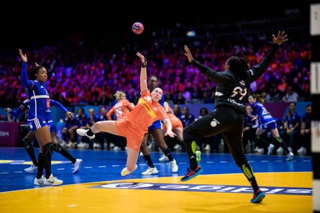 251214 RomÃ e Maarschalkerweerd of Netherlands scores a goal on goalkeeper Hatadou Sako of France during the IHF Women s World Championship, WM, Weltmeisterschaft bronze medal match between France and Netherlands on December 14, 2025 in Rotterdam. Photo: Joel Marklund BILDBYRAN kod JM JM0757 bbeng handball handboll handball vm handball-vm handbolls-vm ihf handball world championship world handball championship 2025 world championship 2025 bronsmatch bronze medal game frankrike nederländerna france netherlands dam Copyright: JOELxMARKLUND BB251214JM003