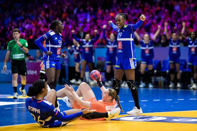 251214 Onacia Ondono of France celebrates in front of RomÃ e Maarschalkerweerd of Netherlands during the IHF Women s World Championship, WM, Weltmeisterschaft bronze medal match between France and Netherlands on December 14, 2025 in Rotterdam. Photo: Joel Marklund BILDBYRAN kod JM JM0757 bbeng handball handboll handball vm handball-vm handbolls-vm ihf handball world championship world handball championship 2025 world championship 2025 bronsmatch bronze medal game frankrike nederländerna france netherlands dam jubel Copyright: JOELxMARKLUND BB251214JM008