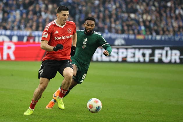 Luka Lochoshvili (1.FC Nürnberg) und Moussa Sylla (FC Schalke 04) beim Spiel der 2. Bundesliga (Saison 2025 26) FC Schalke 04 - 1. FC Nürnberg Copyright: Thomas Pakusch